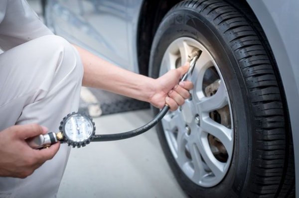 В повечето случаи проблемът е в неправилното налягане в гумите. От своя страна, грешка в отчитането на налягането може да възникне от използването на евтини компресори с неточни манометри. В резултат на това се нарушава сцеплението между гумата и пътната настилка. Това ще се отрази на управлението на автомобила и спирачната ефективност. За да разрешите проблема, най-добре е да инвестирате в професионален компресор, оборудван с точен манометър.