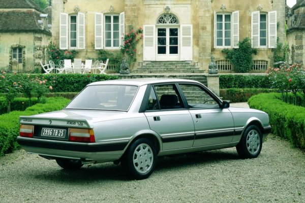 V6 PRV късно пристига при седана 505 – в гамата е през 1986 година, когато Peugeot спира 604. Агрегатътс с обем 2,8 литра постига 170 к.с. и може сериозно да се опъне на конкуренти като BMW и Mercedes.
