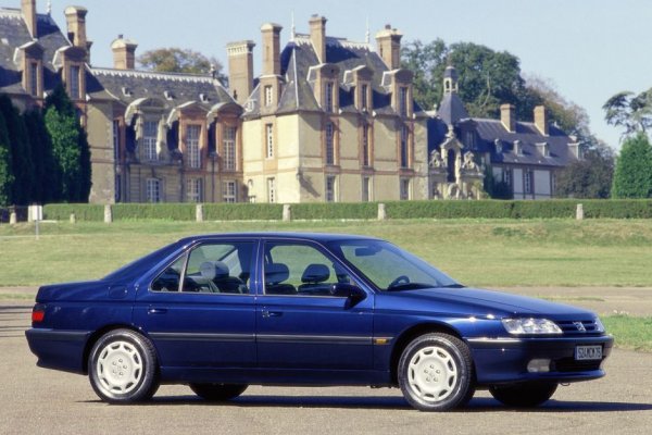 Първоначално моделът се предлага с V6 PRV във версии с 12 или 24 клапана и мощност съответно 170 и 200 к.с. През 1997 в модела се монтира ESL V6 със 194 к.с.