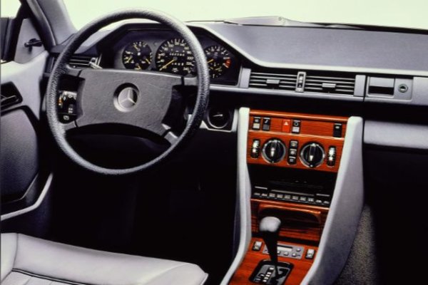 Легендите за надеждността на автомобилите Mercedes-Benz от 80-те и 90-те години на миналия век се измислят от феновете на марката от десетилетия. Това е напълно оправдано, защото тези автомобили се отличаваха със своята здравина, като за това помагаха и автоматичните четиристепенни кутии Mercedes-Benz 4G-Tronic (722.3 и 722.4), известни също под индексите W4A028, W4A040 и W4A020. Те са произведени от 1979 до 1996 г., като се поставят на много модели на марката.

Трансмисията 4G-Tronic е предназначена за двигатели до 3,0 литра с до 250 Нм въртящ момент. Тези модули са инсталирани на класически автомобили Mercedes-Benz. Това са предшествениците на съвременните модели C-Class (W201, W202), E-Class (W123, W124, W210) и S-Class (W126, W140), както и на SL с две врати  (R107, R126). Ресурсът на автоматика 722.4 беше около 700 000 км, но в някои случаи надхвърля и милион.