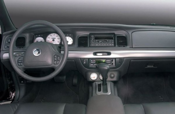 В Щатите, където автоматичните трансмисии станаха широко разпространени през 50-те години на миналия век, също има много надеждни кутии. Пример за това е Ford, който произвежда автомобили с трансмисии от семейството AOD - класически четиристепенни устройства.  По време на дебюта си през 1980 г. това беше първата автоматична трансмисия с ускоряване (овърдрайв).

Серията AOD е истински олдтаймер. Проектирани да работят с V8 с висок въртящ момент, тези агрегати се произвеждат от почти 35 години и до 2014 г. са инсталирани на много популярни модели, включително Ford Crown Victoria, Lincoln Town Car, Mercury Grand Marquis, Ford Mustang, Ford Expedition и пикапите F-Series. Техният ресурс е няколкостотих хиляди километра, стига навреме да се сменят маслото и масления филтър.