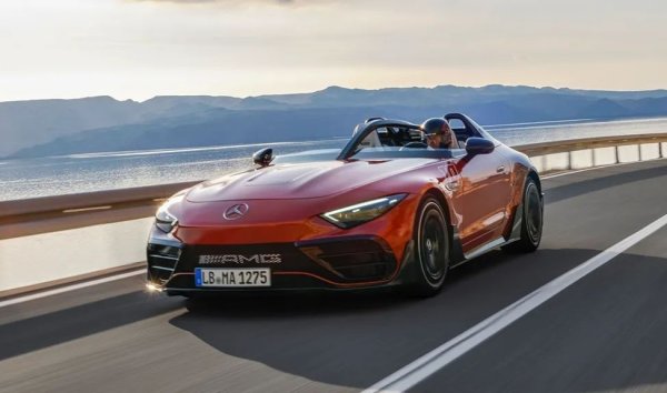 На годишна база: 3% ръст
Mercedes успява да подобри миналогодишния си резултат със 17 автомобила. Основната заслуга все така е на SUV гамата, начело с GLC (+27%) и GLE (+4%). В общата бройка са включени и 94 лекотоварни модела като Sprinter и Citan. Най-любопитната регистрация обаче е на единична бройка от роудстъра AMG Pure Speed (на снимката), произведен в едва 250 екземпляра и със стартова цена 999,000 евро - колкото 64 броя Dacia Sandero. 

Най-продавани модели:
GLC - 123
GLE - 107
G-Class - 88
GLS - 74
Sprinter - 60
CLA - 45
