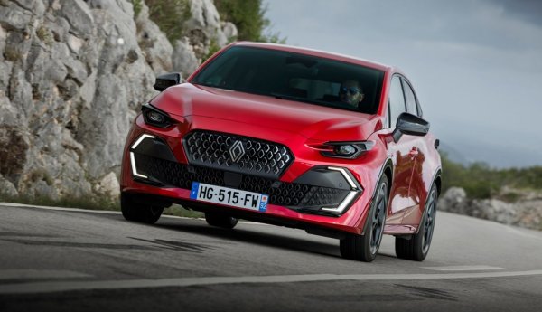 На годишна база: -34% спад
Renault също загуби два популярни модела миналата година - класическия Megane и Arkana. При Clio огромният спад тази година (-73%) e свързан със смяната на поколенията. За сметка на това Austral отчита 39% ръст, Symbioz - 461%, а регистрациите на Renault 5 e-tech са скочили с цели 660% и го правят най-купувания електромобил в България през 2026. 

Най-продавани модели:
Clio - 229
Symbioz - 174
Kangoo - 147
Master - 126
Austral - 124
5 e-tech - 114
Captur - 77
