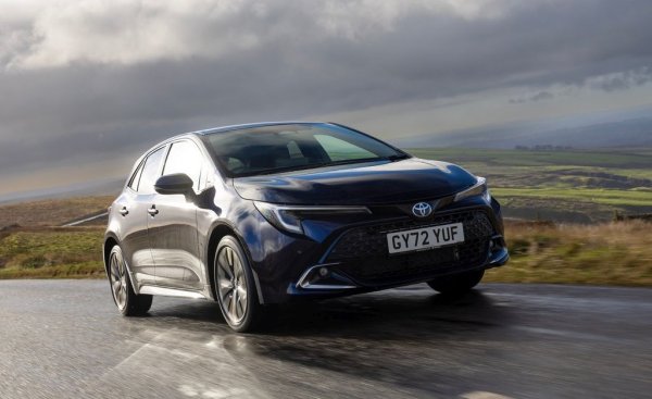 На годишна база: -2% спад
Бюджетната Corolla се продава все по-добре, въпреки че актуалното й поколение е на пазара вече девета година. Yaris Cross също отчита ръст на годишна база. Продажбите на RAV4, най-доходния модел за Toyota у нас, са се свили с една трета. 

Най-продавани модели:
Corolla - 680
C-HR - 363
Yaris Cross - 258
RAV4 - 182
Yaris - 164
Hilux - 91
Aygo X - 71
