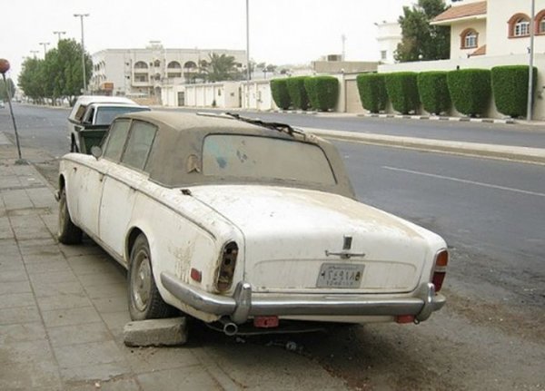 Изоставени по улиците на Дубай автомобили 