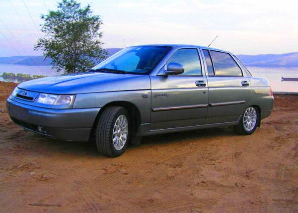 Близък роднина на споменатия вече "Консул". Автомобилът е създаден с усилията на майсторите от студиото SuperAuto. Официалният индекс на модела е VAZ-21108. В началото на 90-те години се предполага, че "Премиер" може да се превърне в основното превозно средство на руската бюрокрация. Приключенията на дизайнерите обаче приключват с пускането на малка серия от тези автомобили. Повечето от колите са произведени боядисани в черно.