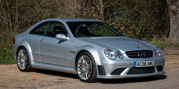 Всички автомобили от "Черните серии" на Mercedes са страхотни. Те се отличават с брутален външен вид, допълнителна мощност и впечатляващи характеристики. Това важи с пълна сила за CLK Black Series, който разчита на 6,2-литров V8 с 507 конски сили. Ускорението от 0 до 100 км/ч отнема 4,3 секунди, а максималната скорост е 300 км/ч.