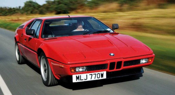 Първият автомобил с буквата М в името е вероятно и най-екстремният М-модел, създаван някога. Той е проектиран за участие в състезания, като първоначално такава кола е разработена от Lamborghini, но BMW буквално отмъкват дизайна от италианската компания.