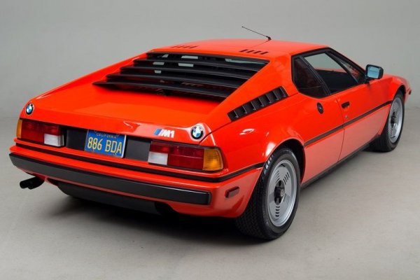 BMW M1 се отличава с атмосферен двигател с 6 цилиндъра и обем 3453 куб см, като завършеният цялостен пакет е дело на ателието Giugaro. От тази кола са произведени по-малко от 500 бройки и това също е сред причините, тя да бъде много скъпа и в наши дни.