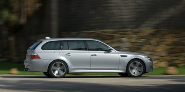 Това поколение на M5 е брилянтно, тъй като отдава почит на големите двигатели от миналото. Дизайнът му също е доста атрактивен, а големият багажник прави колата идеална и за ежедневна употреба.