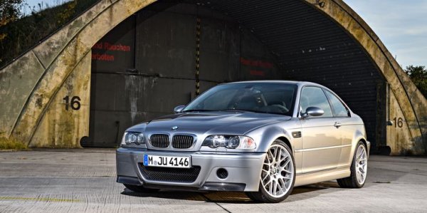 Според някои E46 CSL е перфектната версия на перфектното поколение на BMW M3. От теглото му са премахнати 110 килограма, за да може колата да е още по-бърза. Покривът и някои елементи от каросерията са от карбон, поставени са и нови гуми.