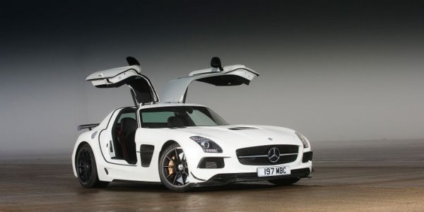 Този модел е чудесен дори в стандартния си вариант, но включването му в "Черните серии" го прави още по-забележителен. И при него някои детайли са олекотени благодарение на използване на карбон, като това позволява "отслабване" с близо 70 килограма в сравнение с оригиналния модел.