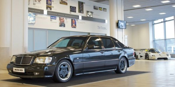 Тази кола споделя своя двигател с Pagani Zonda. Забележителният 7,0-литров V12, който задвижва една от най-емблематичните суперколи, правени някога, се поставя и под капака на луксозния седан. Мощността му е увеличена до 506 конски сили, което позволява развиване на максимална скорост от 306 км/ч.