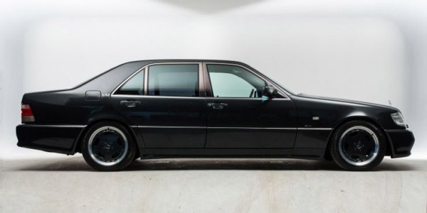 Първоначално Mercedes S-Class е впечатляващо изглеждащ автомобил, но допълнителният спортен бодикит и големите колела придават още по-внушителен външен вид. Колата предлага и невероятния лукс на S-Class, което превръща S70 AMG в един от най-лудите автомобили, правени някога.