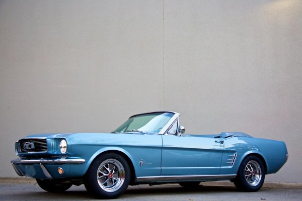 Реплика на оригиналния Ford Mustang, оборудвана със съвременни технологии 