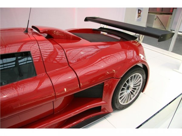 Gumpert Apollo тежи едва 1100кг. и със стандартния двигател ускорява до 100 км/час за 3 секунди. 