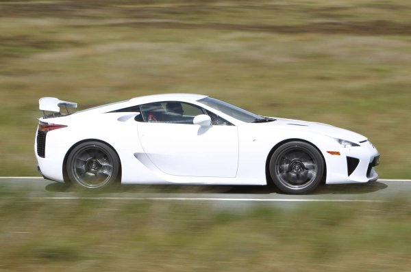 Повече от останалите автомобилни страни, Япония обича да представя поръчкови модели. Просто за да покаже на света какви страхотни инженери има. Lexus LFA е бил наречен само за производство от 500 автомобила. Но променл начина, по който се изграждат суперавтомобилите. Почти цялата структура на LFA е от въглеродни влакна, докато 4,8-литровият V10 двигател се върти толкова бързо, че Lexus трябваше да проектира дигитален оборотомер, за да го следи.

Японците знаеха, че са улучили бингото и доста  спекулантите ще се възползват. И взеха мерки. Американските купувачи можеха да продадат колата си обратно на дилъра само за пазарна стойност или за първоначалната обявена цена - в зависимост от това коя е по-ниска. LFA остави трайно впечатление и стилът му все още може да се види във влиянието, което е оказал върху днешната Toyota Supra.