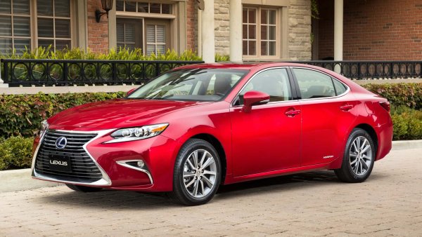 Влизайки в челната десетка, Lexus ES сигнализира за положителна тенденция, тъй като хибридите продължават да доминират на пазара. Този луксозен седан от среден клас е един от първите потребители на електрифицираните задвижвания и времето е доказало, че дори неговата сравнително сложна, икономична настройка предлага впечатляваща дълготрайност. С емблемата на Lexus ви е гарантирано плавно, тихо и изключително комфортно каране.