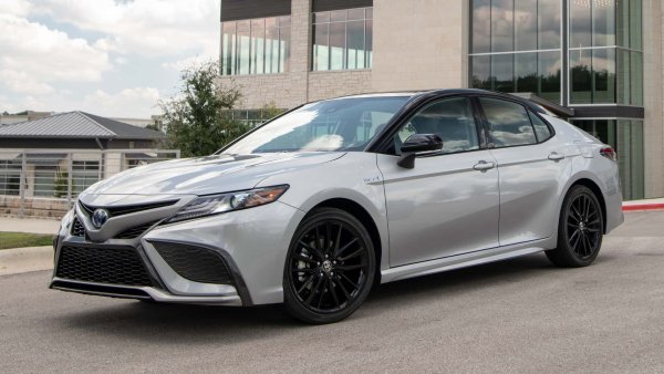 Днес Toyota Camry се откроява с това, че предлага само хибридно задвижване. Неотдавна обаче хибридният седан беше рядкост. Camry се присъедини към Prius като един от малкото ранни примери, за пореден път доказвайки дългосрочната издръжливост и потенциал на задвижващите агрегати с батерии.