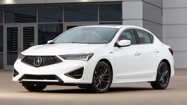 Преди Integra да бъде върната към живот, титлата на най-малкия автомобил на Acura принадлежеше на ILX. От самото начало ILX е базиран на предишно поколение Honda Civic, споделяйки много от своите механични компоненти със спортния Civic Si. Въпреки че Civic претърпя няколко фейслифта след 2013, ILX остана до голяма степен непроменен.