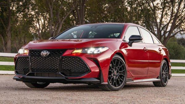 Avalon отдавна е почти луксозният седан, който спестява на купувачите допълнителната премия на емблема на Lexus. Дългите му производствени цикли позволиха на Toyota да усъвършенства формулата с течение на времето, изглаждайки проблемите с качеството и предоставяйки кола, на която собствениците могат да разчитат години наред на безпроблемно шофиране.