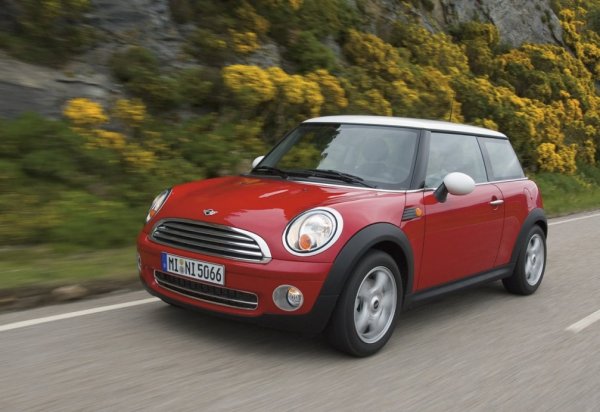 Това е един от най-забавните за каране автомобили, но очарованието му бързо изчезва, когато собственикът влезе в сервиза и трябва да плаща за ремонт.

Проблемите с изброените моделни години включват повреди на съединителя и турбокомпресора на двигателя на автомобила. При покупка на старо Mini от този период собственикът моге да очаква също така тракане на ауспуха и проблеми с вратата на багажника.
