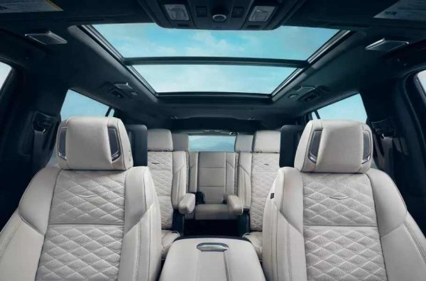 Купувачите не оцениха трилитровия турбодизел и след актуализацията той изчезна от гамата. Голяма работа! Моделът все още има 6.2-литровия V8 (426 к.с. и 624 Нм) и компресорно чудовище със същия обем за екстремния Escalade-V (691 к.с. и 885 Нм). Скоростната кутия е десетстепенна автоматична.
