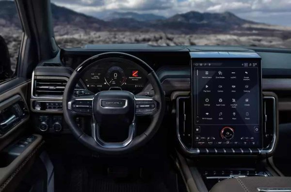 Denali Ultimate е "зареден" до горе. Оборудването включва 24-инчови джанти, втори ред премиум седалки и звукова система Bose с 22 високоговорителя. Интериорът обаче е по-семпъл от този на Cadillac по отношение на информационно-развлекателната система и дизайна - например на предния панел има "само" 16,8-инчов вертикален "таблет".
