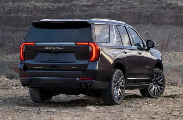 GMC Yukon, подобно на Cadillac Escalade, беше актуализиран през лятото на миналата година. Основните външни нюанси на обновения всъдеход са преработената предница с G-образните фарове и различната радиаторна решетка. Изглежда оригинално и определено не по-лошо от Cadillac!
