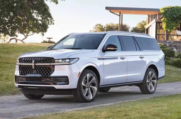 Всъдеходът на Ford Motor Company се продава по-зле от Escalade: съответно 17 549 и 41 689 бройки през 2023-та. Ето защо миналата година той смени поколенията и се опитва да привлече купувачите с нови решения. Електрическото задвижване (3,5-литров V6 EcoBoost с две турбини и мощност 446 к.с. и десетстепенен автоматик) е пренесена от предишната генерация на модела, но екстериорът и интериорът са сериозно преработени.
