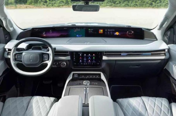 Както винаги, салонът е своеобразен. Navigator е олицетворение на принципа "обичам го или го мразя". За по-голяма монументалност се предлагат джанти с диаметър 22 или 24 инча. Вратата на багажника вече е двукрила, със сгъваема страна и повдигаща се горна част.

Архитектурата на предния панел не прилича на таблото на предишното поколение и водачът има нужда да свикне с него. 48-инчов мултимедиен екран се простира по почти цялата му ширина, точно както при кросоувъра Lincoln Nautilus. В центъра, точно отдолу, има още един дисплей с диагонал 11,1 инча за управление на основните функции.
