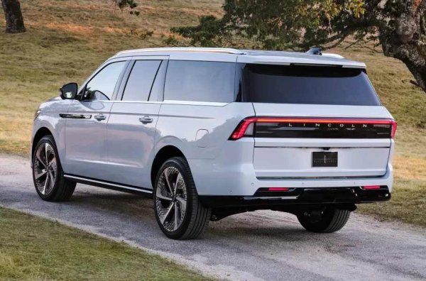 Радост от притежаването на Navigator се добавя от адаптивното окачване, аудиосистемата Revel Ultima 3D с 28 високоговорителя, автопилота BlueCruise, който позволява на водача да сваля ръцете си от волана, когато се движи по магистралата, както и отделните седалки на втория ред с отопление, вентилация и масаж.
