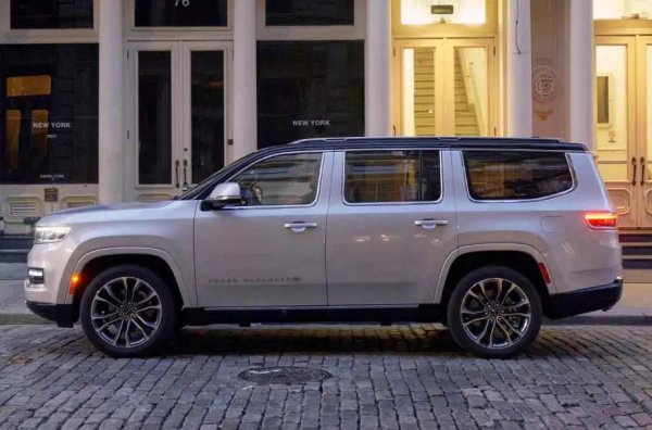 Grand Wagoneer и Grand Wagoneer L, с междуосие, удължено със 178 мм, са изградени върху шасито на големия пикап Ram 1500, но отзад, разбира се, имат многораменно окачване.
