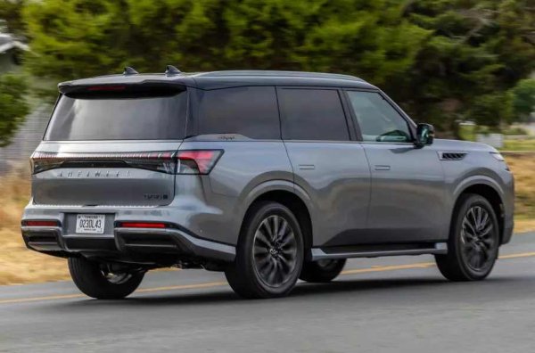 Основната техническа новост е преходът от атмосферен V8 към 3,5-литров туин-турбо "шестак". Даунсайзингът вероятно ще разстрои феновете на старата школа, но по отношение на числата автомобилът все още печели. Модерният двигател развива 456 к.с. и 700 Нм срещу 405 к.с. и 560 Нм за предшественика.

Диапазонът на предавателните числа на деветстепенната автоматична трансмисия (преди това QX имаше седемстепенен автоматик) е разширен с 40%, което има положителен ефект върху динамиката и разхода на гориво. Като опция се предлага въздушното окачване Electronic Air Suspension с възможност за регулиране височината на просвета и адаптивните амортисьори Dynamic Digital Suspension.
