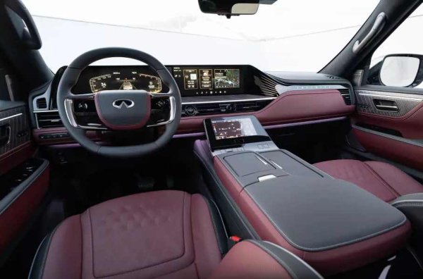 Промените в интериора са по-мащабни от "промяната на курса" в екстериора. Налични са два комбинирани монитора с диагонал от 14,3 инча всеки и 9-инчов екран на централната конзола, както и звукова система Klipsch (до 24 високоговорителя, събуфер TriPower и 24-канален усилвател).

Вторият ред седалки пък имат функция за масаж и биометрично охлаждане (инфрачервен сензор определя кога на пътника му става горещо, а климатичната система насочва хладния въздух, охлаждайки втория ред до оптималната температура).
