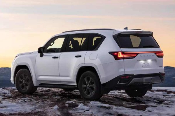 Хибридизацията не превърна LX в кросоувър. Той е способен да преодолява дълбочина до 700 мм - батерията е поставена в херметично отделение на две нива и със сензор за течове. Електромоторът може да помогне за активиране на понижаващия ред в раздатъчната кутия - добра помощ в ситуации, когато се изисква прецизен контрол на сцеплението. Например, при преодоляване на черни пътища, дълбок сняг и камъни.
