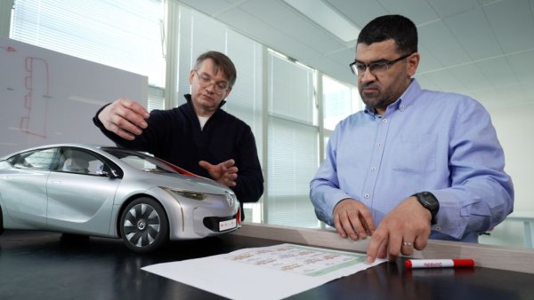 "Това е голям въпрос. Премахването на синхронизатора наистина пести тегло, но освен това пести пространство. А и пести пари. 
Най-важно е пространството. Ако махнеш синхронизатора, можеш да сложиш много малък актуатор. Примерът, който винаги давам: себестойността на тази скоростна кутия - с актуаторите, но без втория електромотор, е същата като на ръчна скоростна кутия. 
Дори и с добавянето на вторичния електромотор цената пак е много по-ниска от тази на класически автоматик или на кутия с двоен съединител". 

НА СНИМКАТА: Никола Фремо (вляво) с колега от Renault
