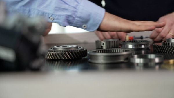 "Още един много технически въпрос. Първо, в една хибридна система вие вече на практика имате заместник на турбото, в лицето на електромотора, така че няма сериозен проблем с недостиг на мощност. Бих могъл да ви отговоря и така. Но, казано честно, взехме този мотор, защото не е чак толкова скъп. И защото отговаря на нуждите за момента. Може би е една идея по-малък, отколкото бих искал. Но вече беше наличен в Nissan, затова го избрахме. Знаем, че не е идеалният избор за тази система. Но е достатъчно добър избор. А в следващото поколение на системата, при по-големите автомобили, вече ще имаме турбомотор, който ще работи по цикъла на Милър. Това ще е отличен двигател. А при по-малките модели вероятно отново ще използваме атмосферен мотор, но специално проектиран за хибридни системи. В момента работим върху това." 
