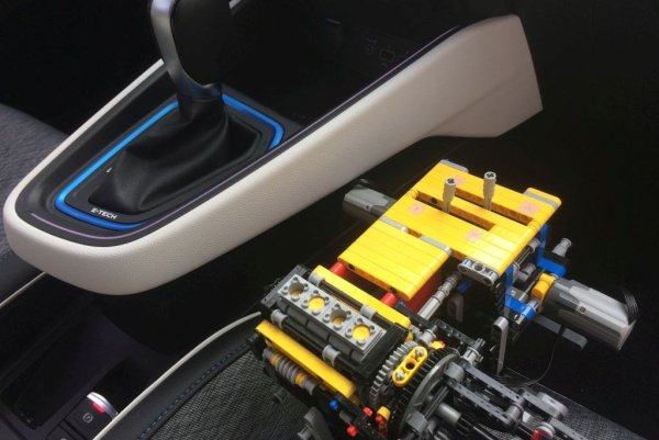 "Хибридът всъщност не е точно заместник на дизела, защото дизеловите мотори са много добри на магистрала, а хибридните системи са много добри в града. Разбира се, и двата типа задвижване са икономични, и от гледна точка на маркетинга едното наистина е представяно като заместник на другото. Но далеч не е същото от техническа гледна точка. 
Работим усилено върху цената, естествено. Но възможностите да я понижим не са много. Трансмисията и електромоторът вече са максимално опростени. Може би можем да оптимизираме цената на батерията, на силовата електроника. Остават и множество по-малки компоненти, които да подобрим, като инвертора например. С комбинацията от много такива оптимизации цената ще върви надолу. Това е много важен аспект за нас. И за Dacia, и за Renault". 
