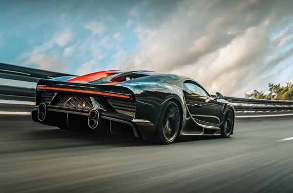 Специалната версия получи олекотени джанти от магнезиева сплав, удължена задна врата, изпъкнали изпускателни тръби и предна броня, преработена за подобряване на аеродинамичните параметри. В кабината са монтирани само една седалка и предпазен ролбар, но по желание на клиента, интериорът е в познатия стил на модела.