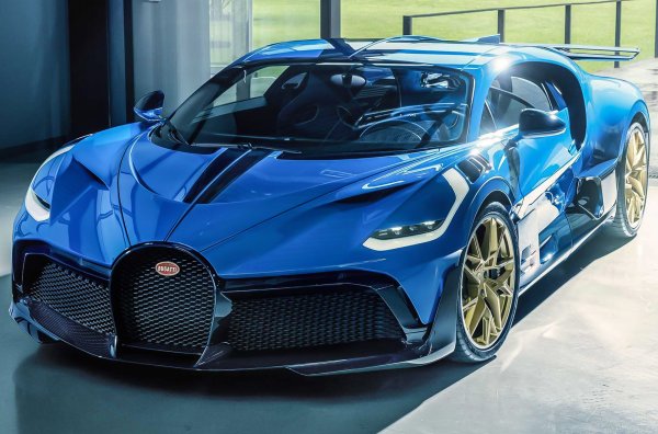 Миналото лято компанията пусна последния от 40 хиперавтомобила. Моделът, кръстен на състезателния пилот Алберт Диво, е базиран на Chiron, но е предназначен за писта. Различава се от оригинала по фаровете, триизмерните фенери, обтекателите на покрива, впечатляващото задно крило, преработения заден дифузьор с четирице&rdquo; ауспух и намалено с 35 кг тегло. В резултат на това колата е по-бавна на права линия, но по-бърза в завоите. 