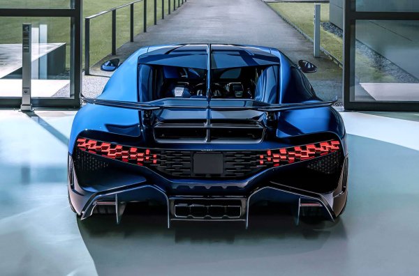 Няма технически промени &ndash; 8,0-литровият W16 с 4 турбокомпресора развива 1500 к.с. и 1600 Нм въртящ момент. Максималната скорост е 380 км/ч, а за дизайна на финалния екземпляр са използвани четири нюанса на синьото &ndash; два отвътре и два отвън. Освен това колата е оборудвана със златисти джанти, а интериорът е допълнен от сив декор от въглеродни влакна. 