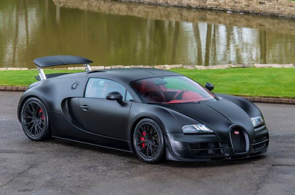 Миналото лято беше продаден 48-ия екземпляр от най-мощната версия на модела. Матово лакирано черно тяло е комбинирано с червен кожен салон. От 2014 г. колата е навъртяла само 2016 км, а малко преди продажбата е била напълно обслужена в представителство в Лондон. 