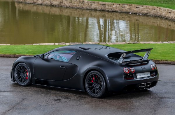 През 2018 г. той вече беше пуснат на търг, като тогава пробегът не надвишаваше 885 км. Мощността на 8,0-литровия W16 с 4 турбини е 1200 к.с. Преди 12 години Super Sport достигна рекордна за това време скорост - 431 км/ч