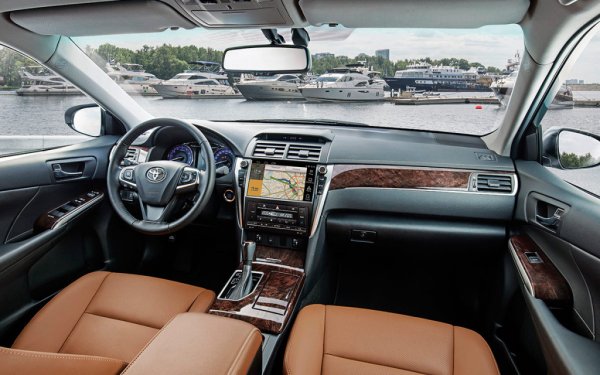 Пластмасата, стилизирана като фурнирано дърво, е друга особеност на интериора на Toyota, която от година на година се появява в различни модели на японската марка. Тези елементи не се отличават с впечатляващ дизайн, а и не са устойчиви на износване. Те бързо се покриват с малки драскотини при контакт с твърди предмети като ключове и монети.