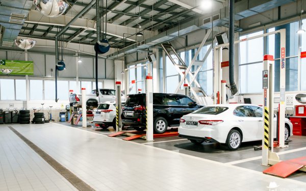 В наши дни повечето автомобилни производители са преминали към интервал за поддръжка веднъж годишно или 15 000 км пробег за повечето си модели. Някои премиум-марки използват дълготрайни масла, като препоръчват посещение в сервиз на 25 000 км. Други път отчитат състоянието на маслото и бордовата електроника определя кога то трябва да бъде сменено. При Toyota обаче нещата са различни – обслужването задължително трябва да става на 10 000 км.