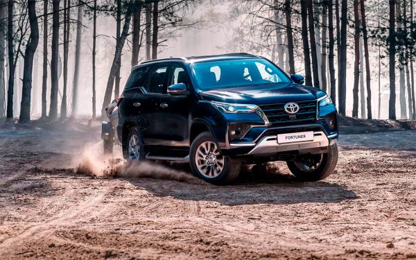 Това качество е присъщо за всички автомобили на Toyota и също така е тясно свързано с изпитаните във времето конструктивни решения на японските коли. Например, индустрията отдавна разчита на двигатели с турбокомпресор с малък обем, преселективни роботизирани скоростни кутии и сложни електронни системи за управление. А японците продължават да монтират колите си с атмосферни двигатели и класически автоматични кутии от години. И дори безстепенните трансмисии, които през последните години започнаха да се използват в Toyota, бяха сред последните, използвани от японците.