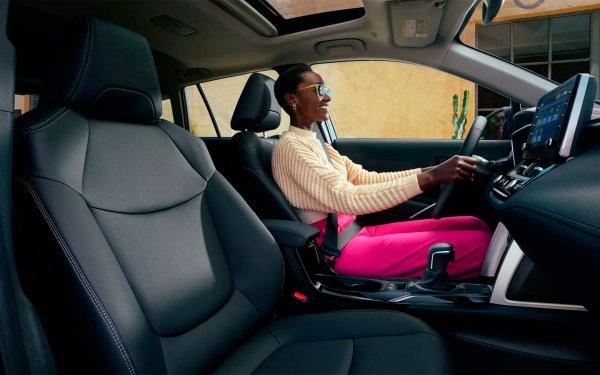 Електронните системи за активна и пасивна безопасност вече се използват във всички съвременни автомобили, включително и тези на Toyota. Въпреки това японският производител продължава да строи колите си, както се казва, по стария начин. Дори при водещите модели нито един от електронните асистенти на Toyota не дразни собственика си с ненужна натрапчивост или проблеми. 

Всяка електронна система е конфигурирана по такъв начин, че да се намесва на последно място в действията на водача. И точно това обичат много собственици на Toyota в своите автомобили.