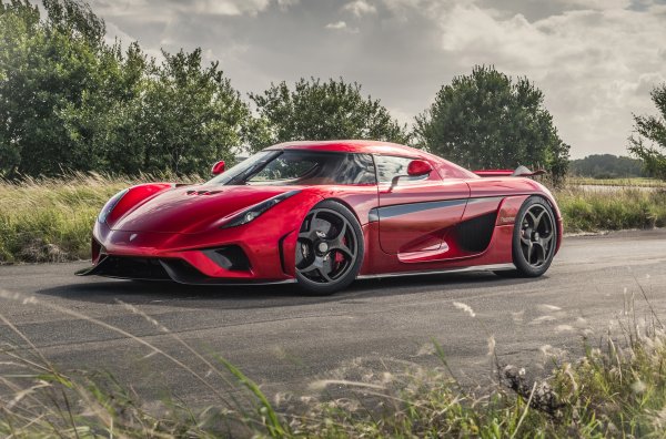 "Гаражната компания" Koenigsegg прави "еднорози": шведските хиперавтомобили не се вписват в общоприетите индустриални стандарти и понякога са твърде иновативни. Regera, която няма скоростна кутия в традиционния й смисъл, не е изключение. Задвижващата система на модела се състои от 5-литров туин турбо V8 двигател и 2 електромотора: два на задния мост, които се грижат за задвижването, и трети, свързан към коляновия вал, който играе ролята на генератор и стартер. Те се захранват от 800-волтов акумулаторен блок с течно охлаждане и клетъчни батерии, както при болидите от Формула 1. Мощността на Regera е 1590 к.с., а въртящият момент - 2180 Нм. Функцията на скоростна кутия изпълнява системата Koenigsegg Direct Drive (KDD). Тя представлява специална хидравлична муфа с изменяема степен на приплъзване и една главна предавка с постоянно предавателно число 2,73:1.