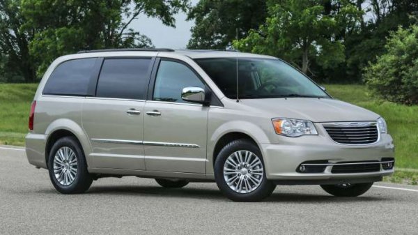 Този модел беше доста остарял още през 2016 г., когато производството му беше спряно. Последното поколение се задържа на пазара близо 10 години, като бе заменено от Pacifica, който, според мнозина, е най-добрият миниван на пазара в момента. Въпреки това, се е намерил един клиент, който да гласува доверие именно на Town & Country.
